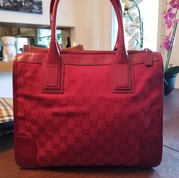 GUCCI Vintage red signature tote in very good condition. Comes with COA - Picture 1 of 13